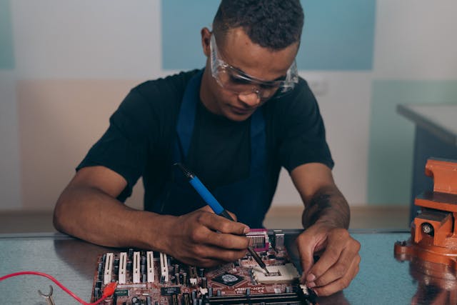 Operators observing discrete event simulation dashboards